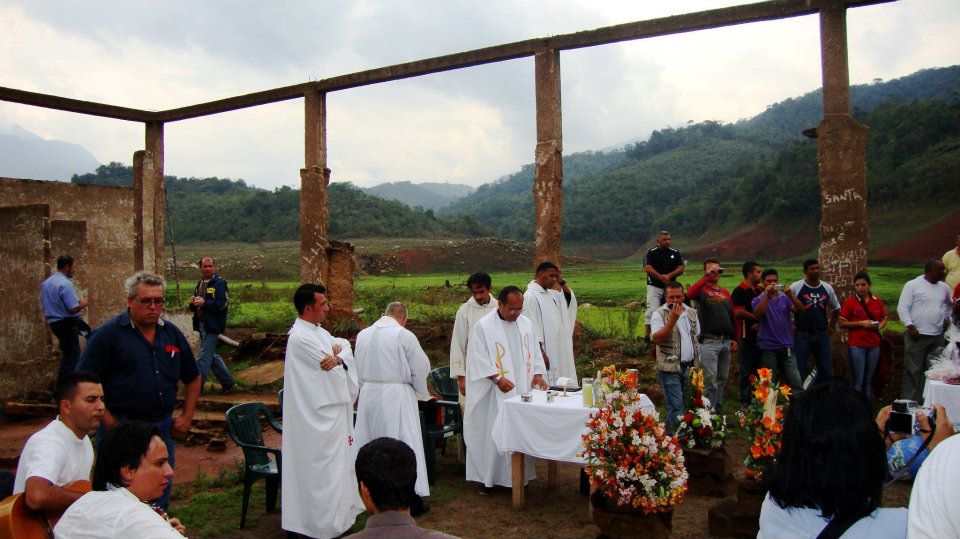MISA-JUNTO-A-POBLADORES-DE-POTOSI-ENLAS-RUINAS-DE-LA-IGLESIA.jpg