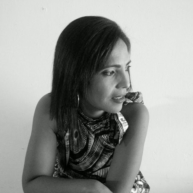 Amanda Reveron en blanco y negro.jpg