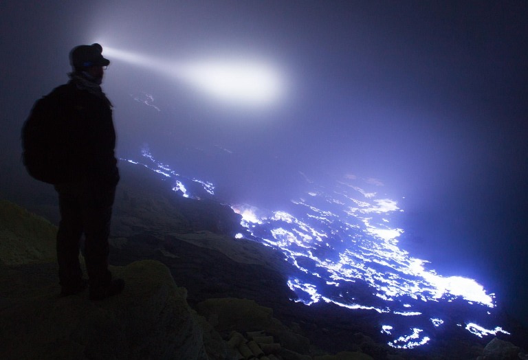 lava-biru-kawah-ijen di indonesia.jpg