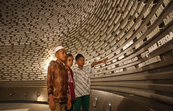 10714_9008_oke-Museum-Tsunami-Aceh-Boy.jpg