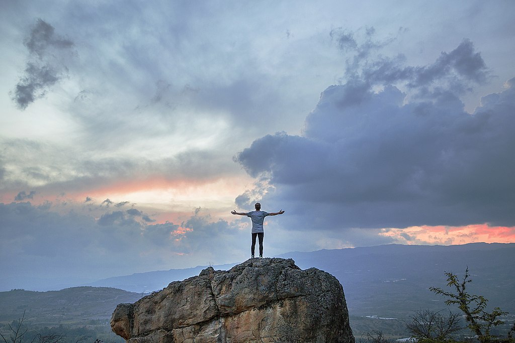 1024px-Woman_standing_on_a_rock_near_Villa_de_Leyva,_Colombia_(Unsplash).jpg