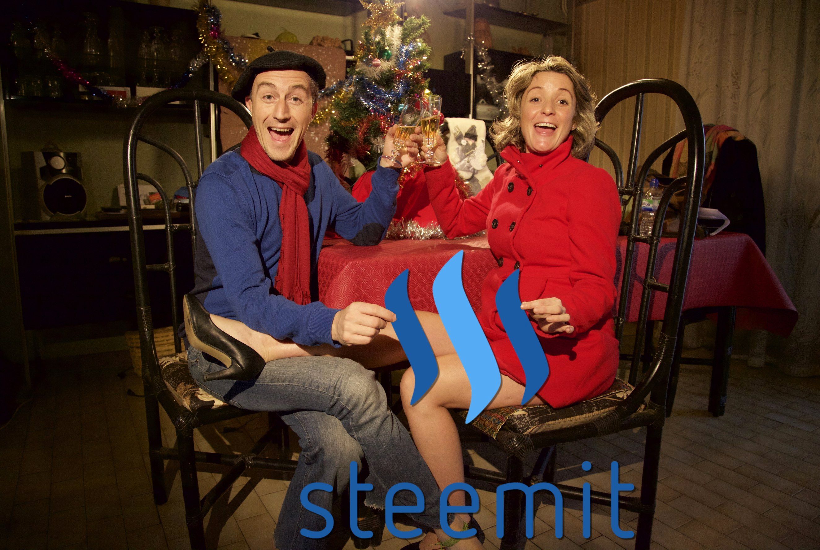 steemit holding xmas.jpg