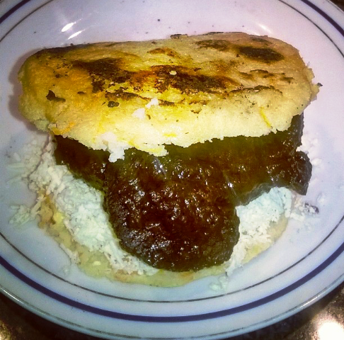 arepa con asado negro.png