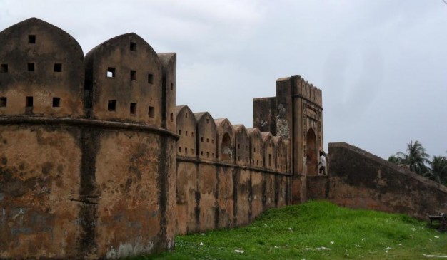 Hajiganj Fort.jpg