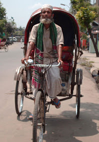 22-53-34-Misir_Ali_rickshaw_pller01.jpg