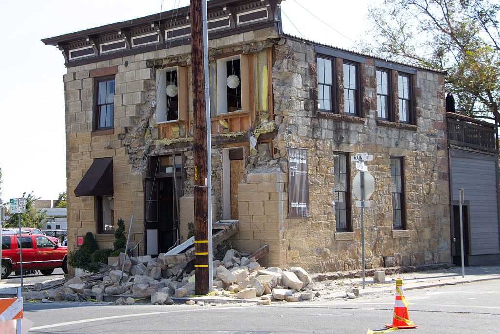 2014_South_Napa_quake_-_Stones_Fallen_From_Face_of_Sam_Kee_-_1_(15014707736).jpg