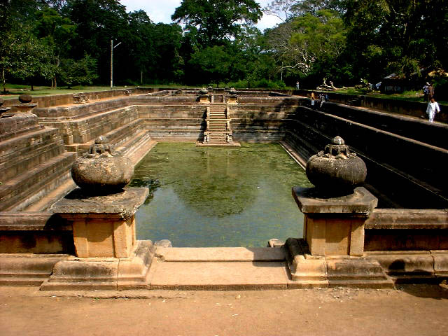 Anuradhapura_Kuttam-Pokuna.jpg