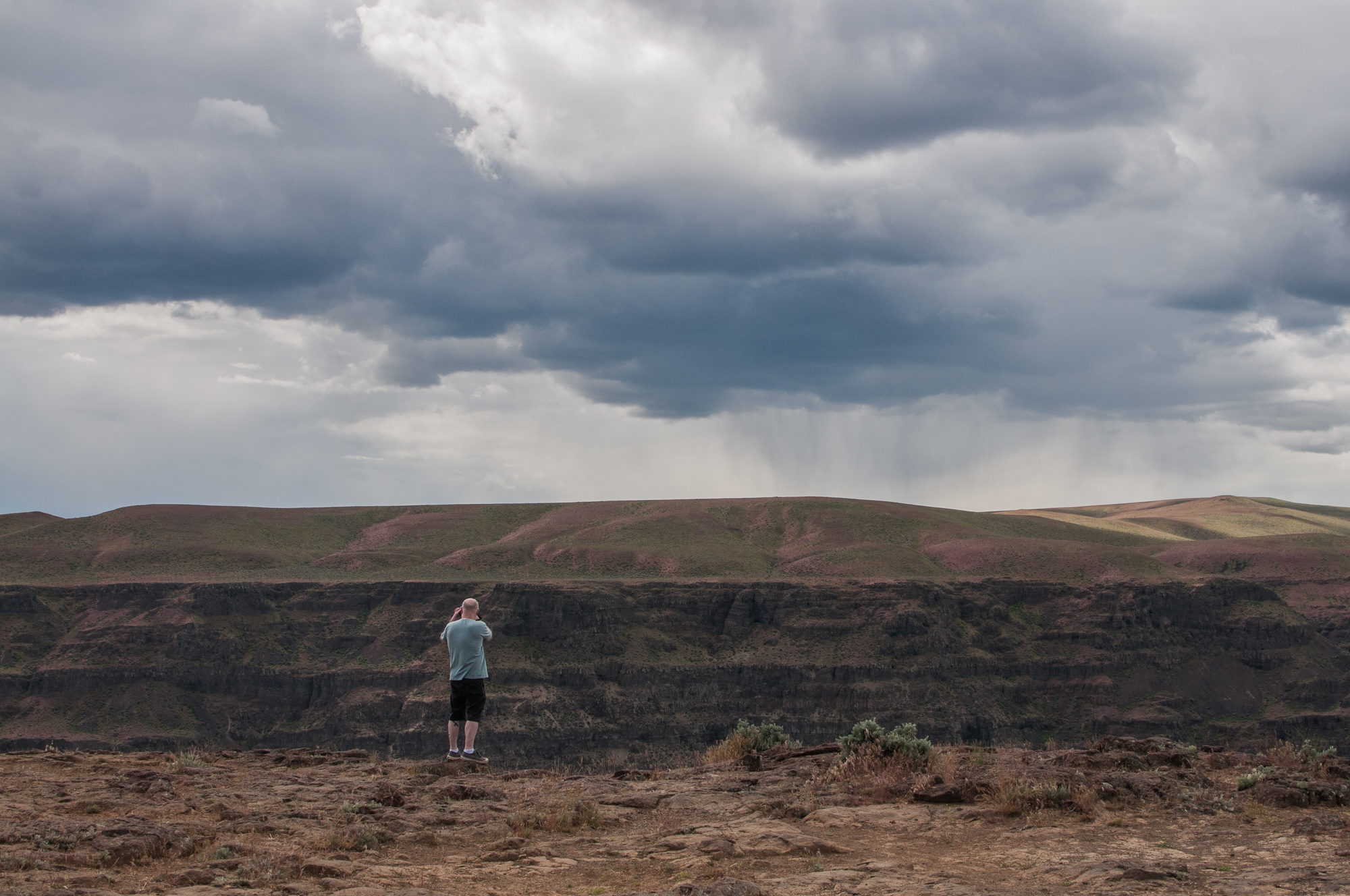 Ciam_on_the_edge_of_the_Columbia_River_Gorge.jpg