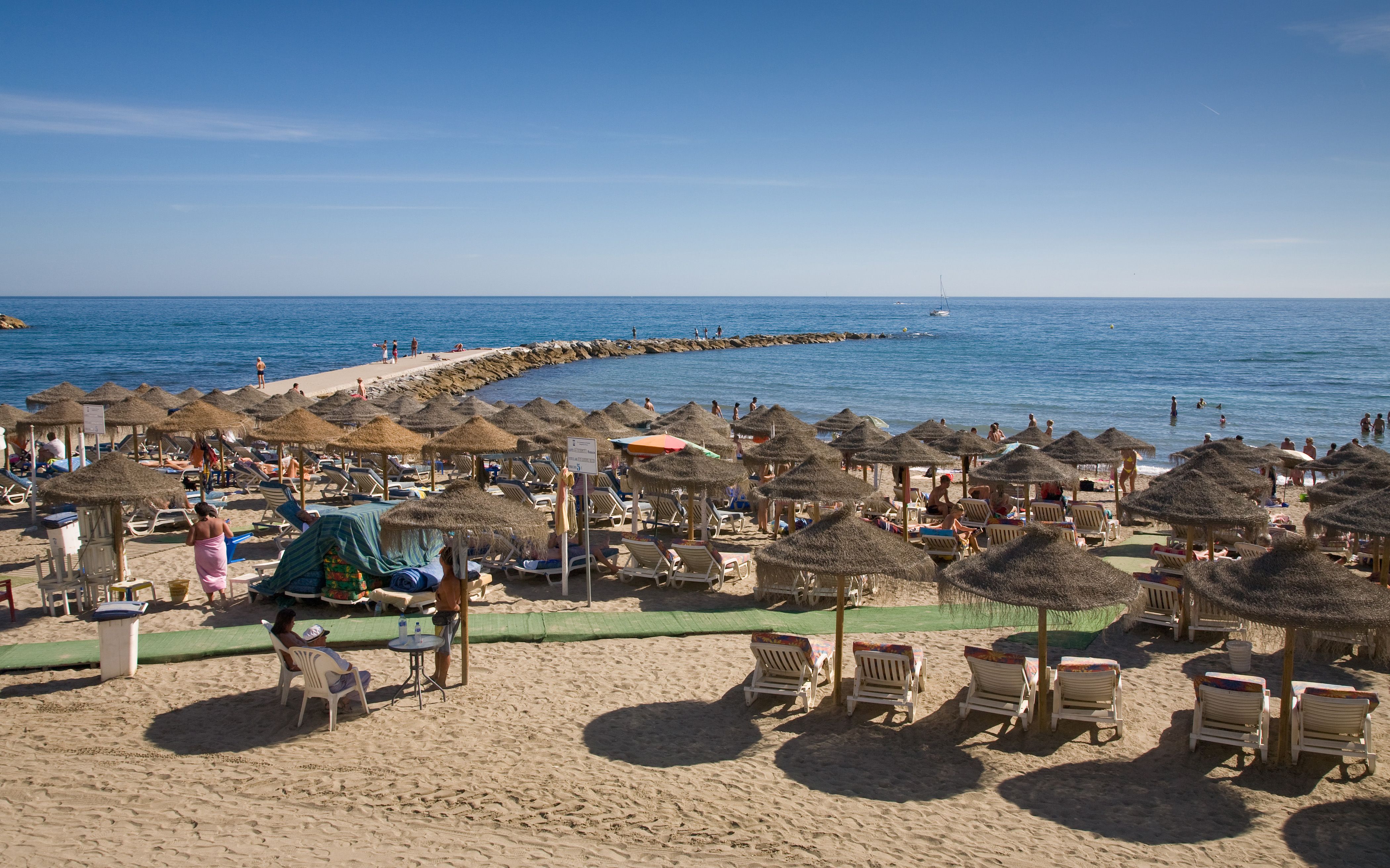 Marbella_Beach,_Costa_Del_Sol,_Spain_-_Sept_2008.jpg