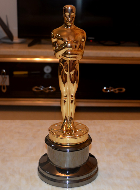 New-Arrival-High-Quality-1-1-Sclae-Academy-Award-Oscar-Statue-Oscar-Trophy-Zinc-Alloy-Replica.jpg_640x640.jpg