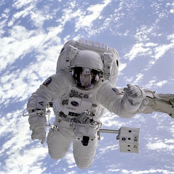 astronaut-11050__340.jpg