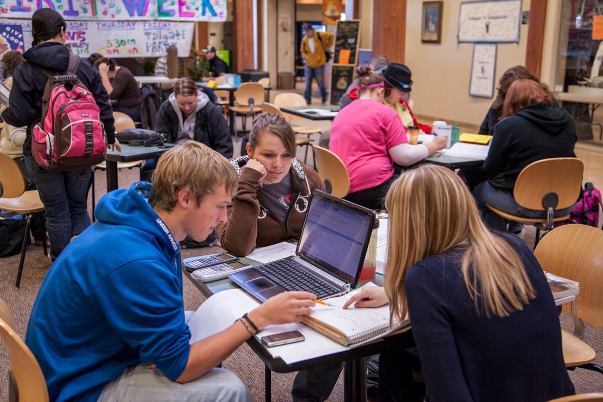 student-life-students-studying-gillette-college-wyoming.jpg