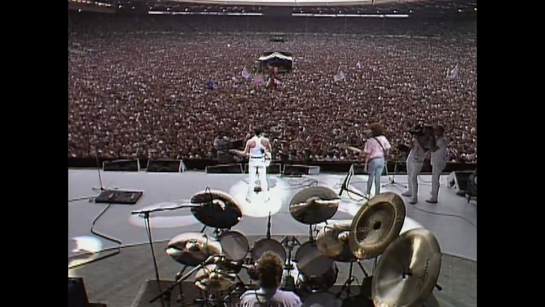Концерт квин на стадионе. Фредди Меркьюри концерт Уэмбли 1985. Концерт Live Aid 1985 Queen. Концерт группы Queen стадион Уэмбли 1985. Фредди Меркьюри на концерте Live Aid 1985.