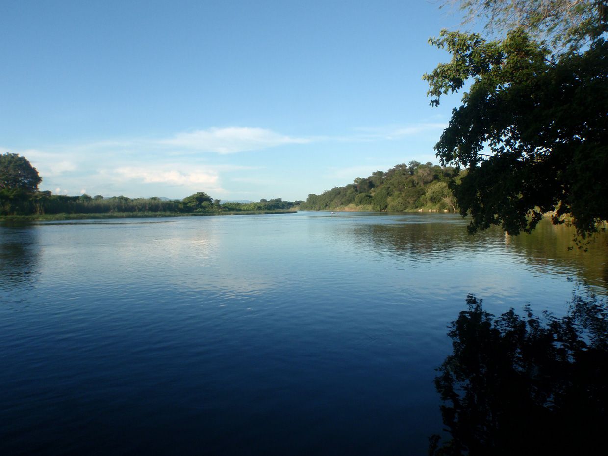 zambia-49-kafue-sur-vista-general-del-rio-kafue-y-al-fondo-pescadores.jpg