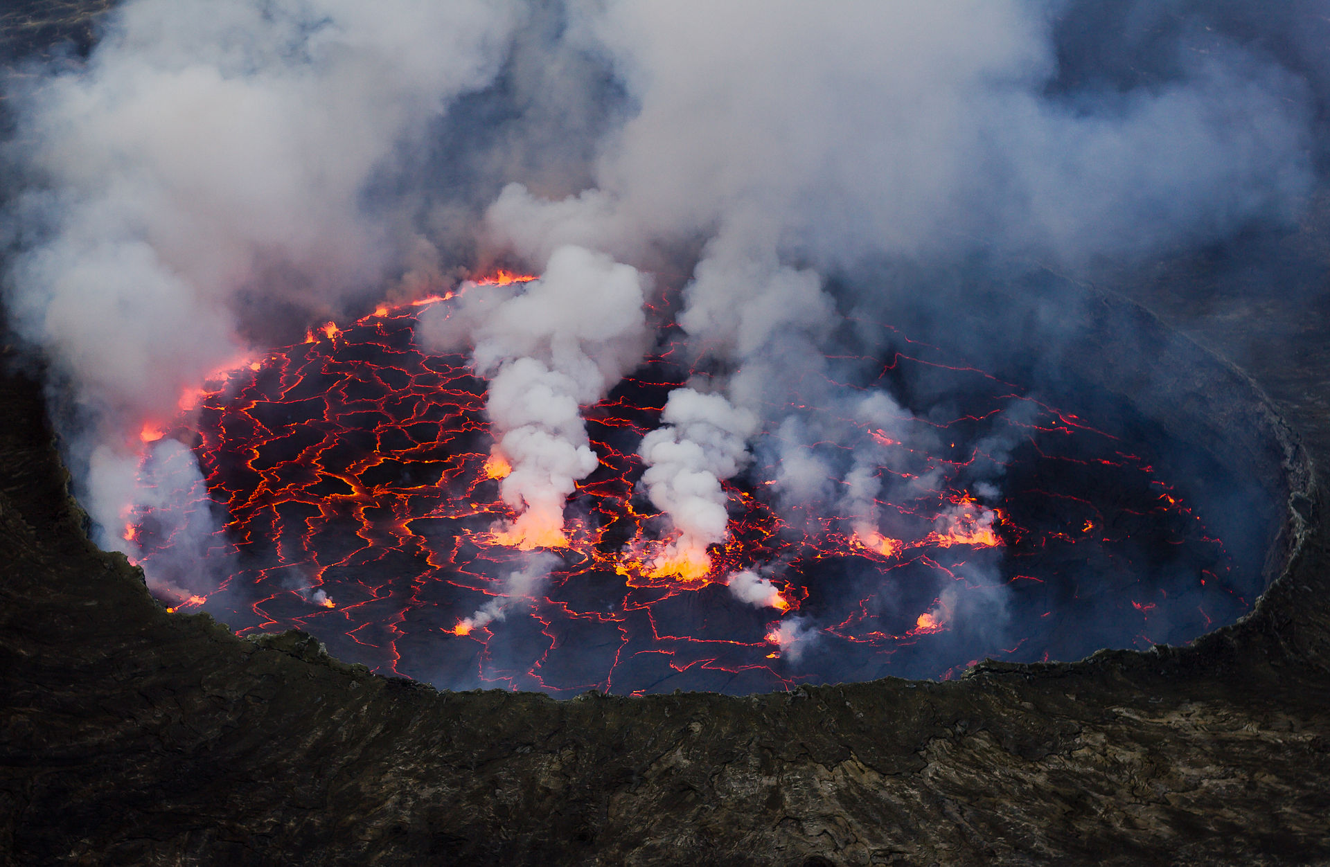 1920px-Lava_Lake_Nyiragongo_2.jpg