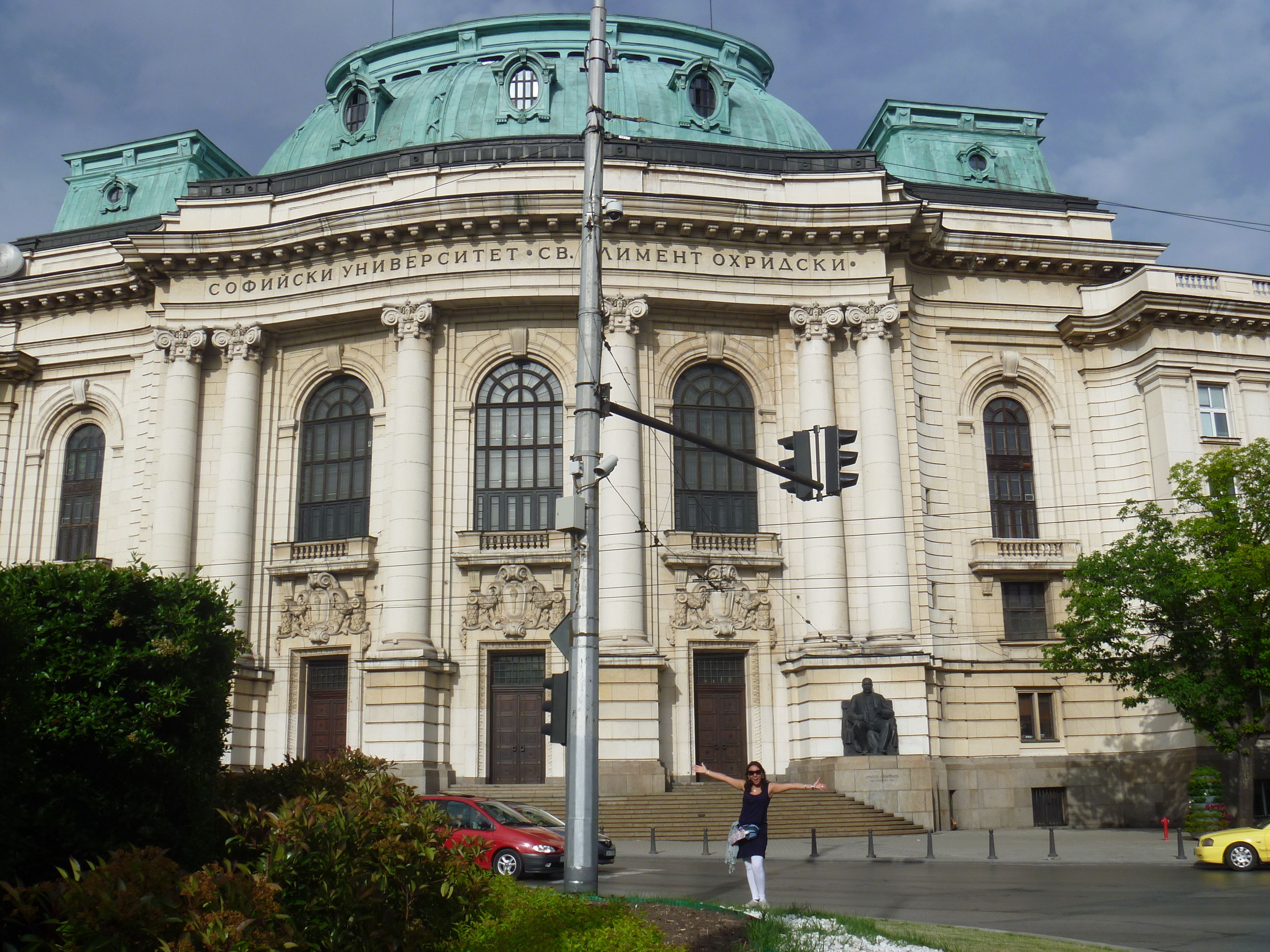 (42) Universidad de Sofia Kliment Ojridski cerca de la Biblioteca Nacional, la Catedral Alexander Nevsky y el Parlamento.JPG