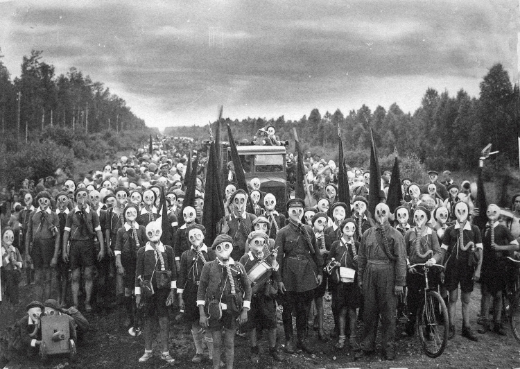 Leningrad Gas mask drill 1937.jpg