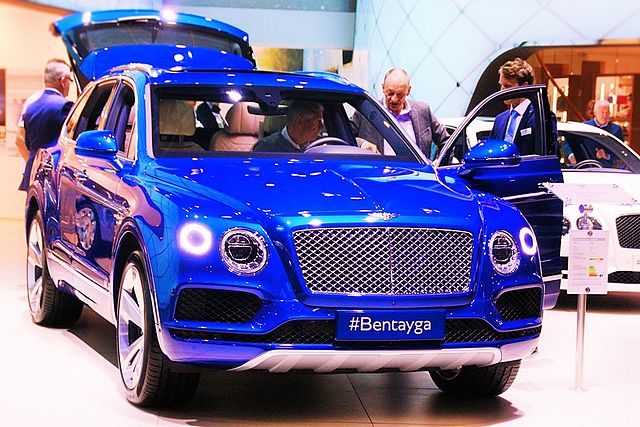 Bentley_Bentayga_in_blue.jpg
