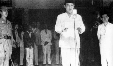 Sukarno-declares-Indonesian-independence_1945.jpg