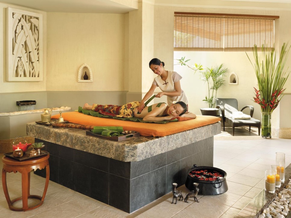 (N)64sp001h_-_Banana_Leaf_Treatment_at_CHI,_The_Spa.jpg