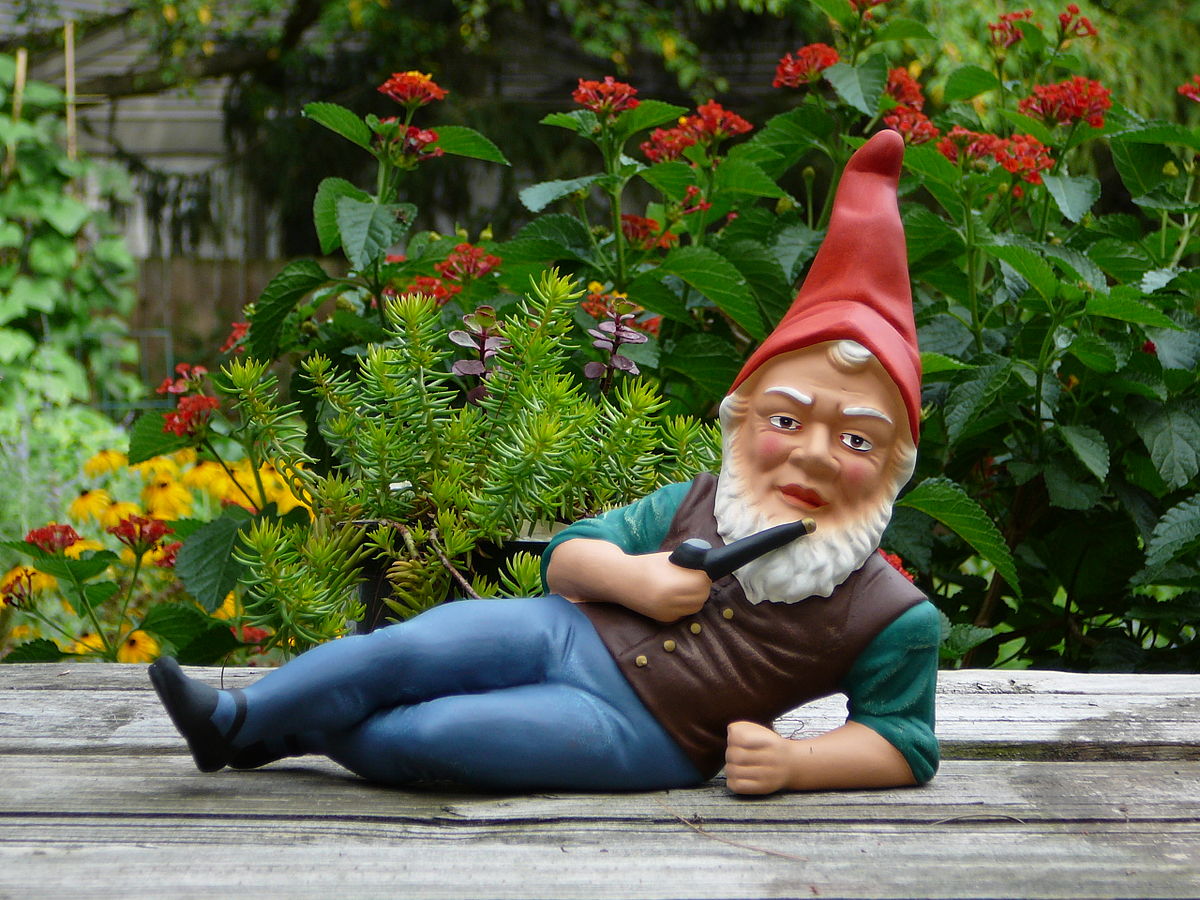 1200px-German_garden_gnome.jpg