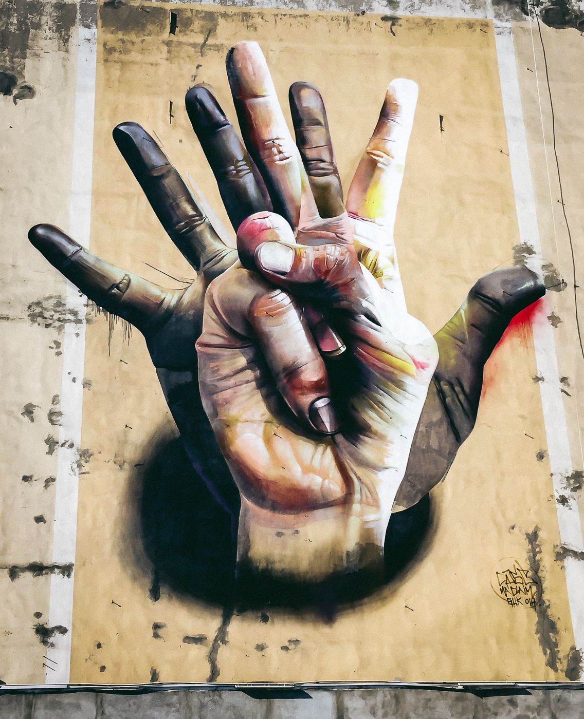 hands-graffitis-berlin-2.jpg