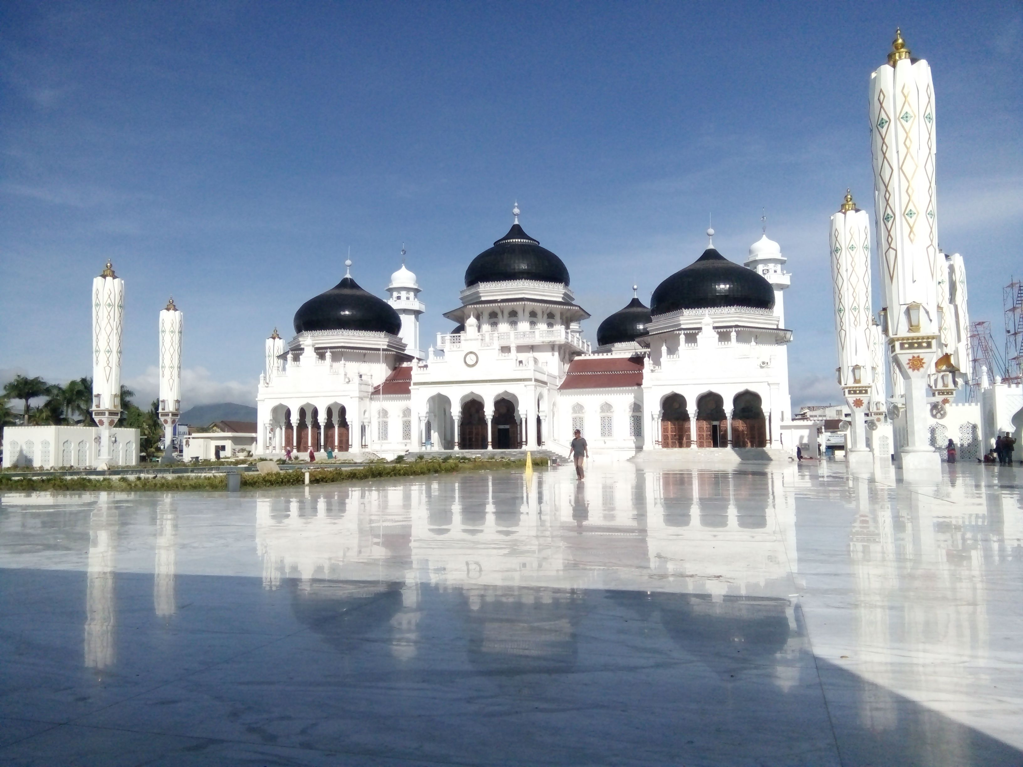 The baiturrahman mosque  is one of the most beautiful 