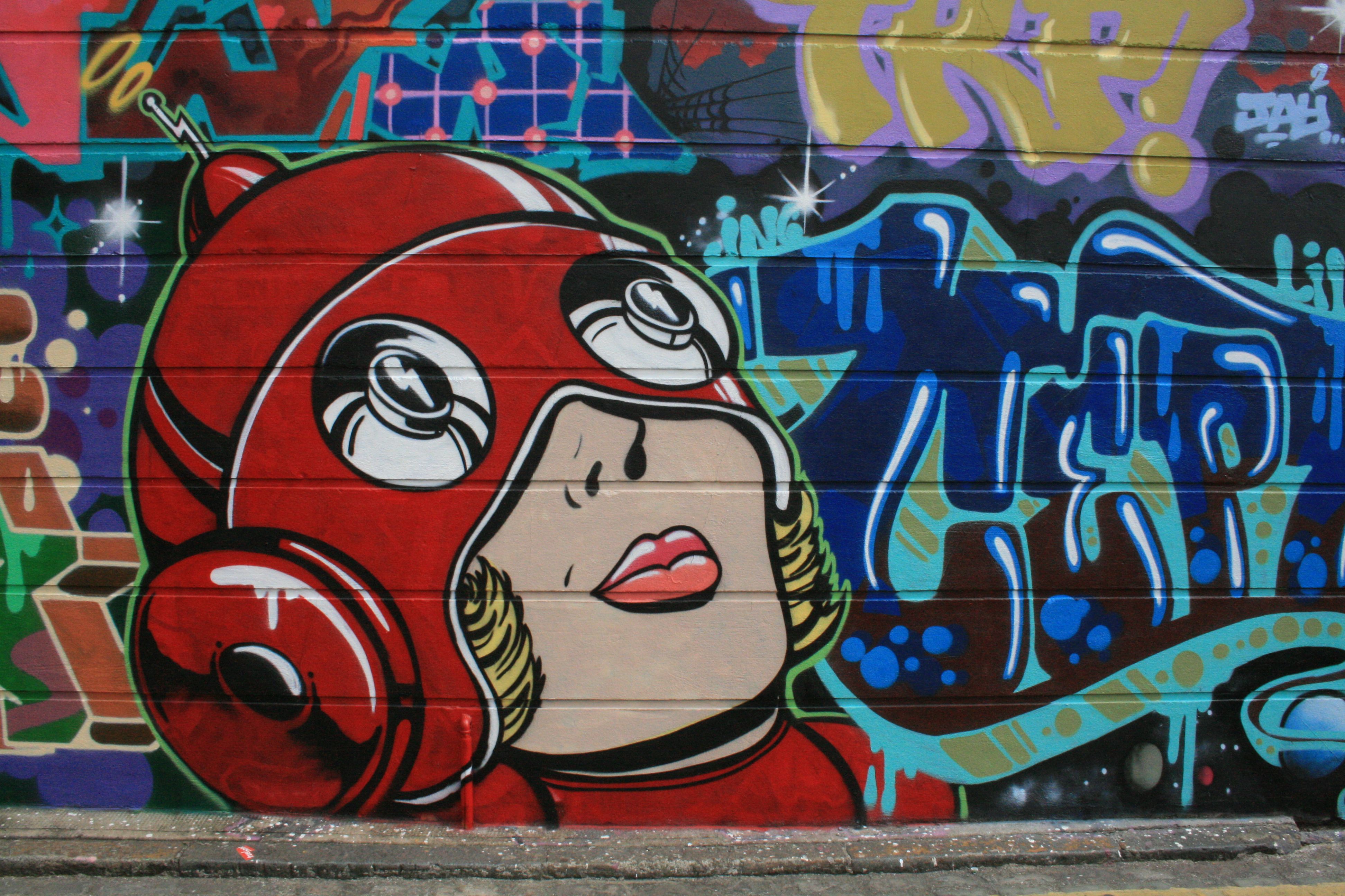 Graffiti_in_Shoreditch,_London_-_CEPT_(13804882184).jpg