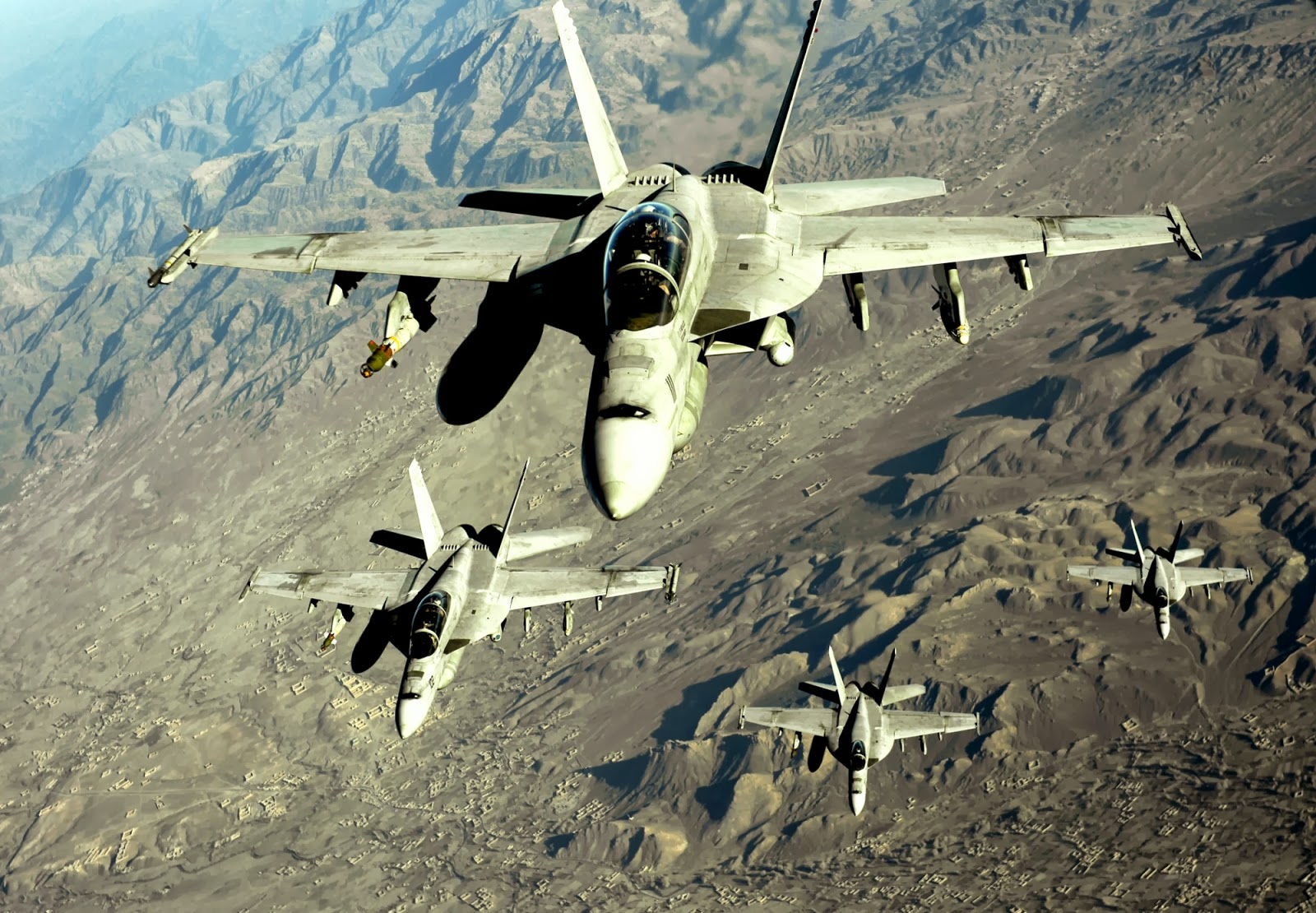 f18_afghanistan_refuel_20101205.jpg