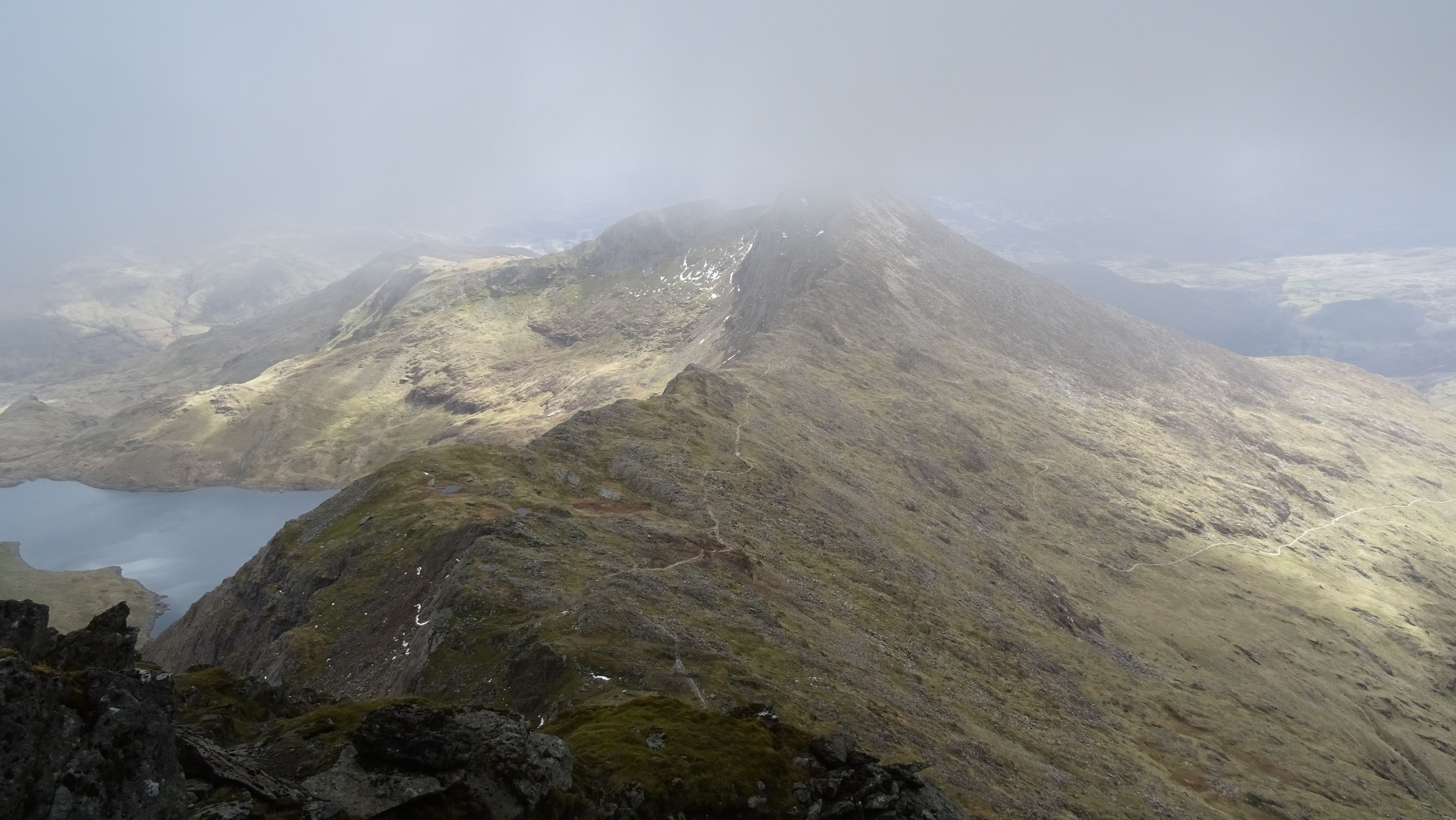 Descending Snowden, approaching Y Llywedd.jpg