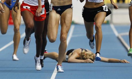 Fallen-runner-in-race-007.jpg