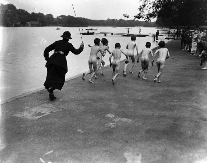 1414558411_podrostki-ubegayut-ot-zhenschiny-policeyskogo-gayd-park-london.-1926-god..jpg