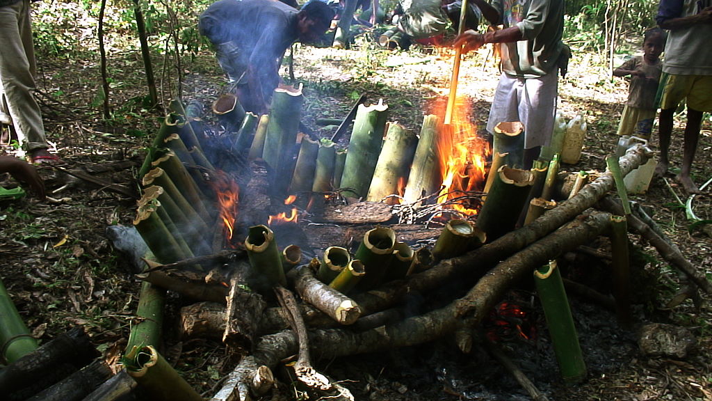 1024px-Tukir_(a_way_of_cooking_using_bamboo_as_recipient_to_cook_in_the_fire).jpg