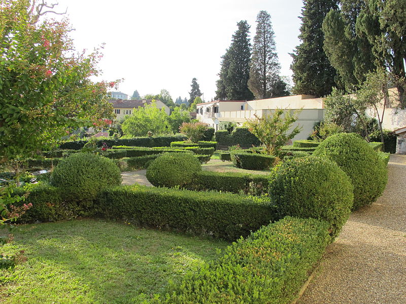 800px-Villa_la_fonte,_giardino_formale_05.JPG