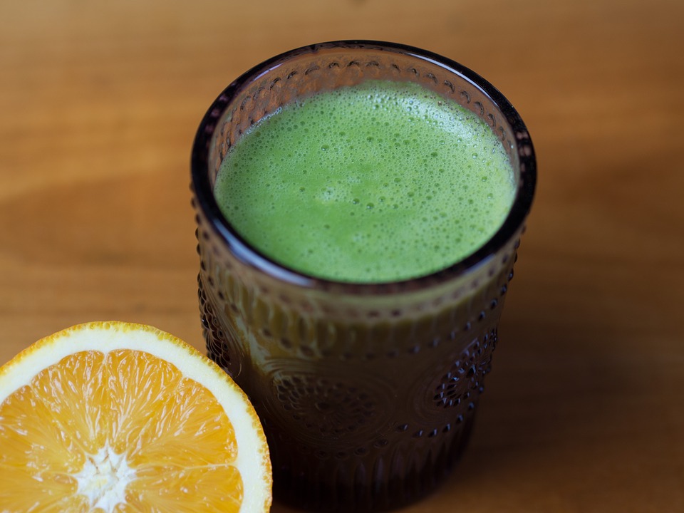 Batido verde green smoothie con naranja.jpg