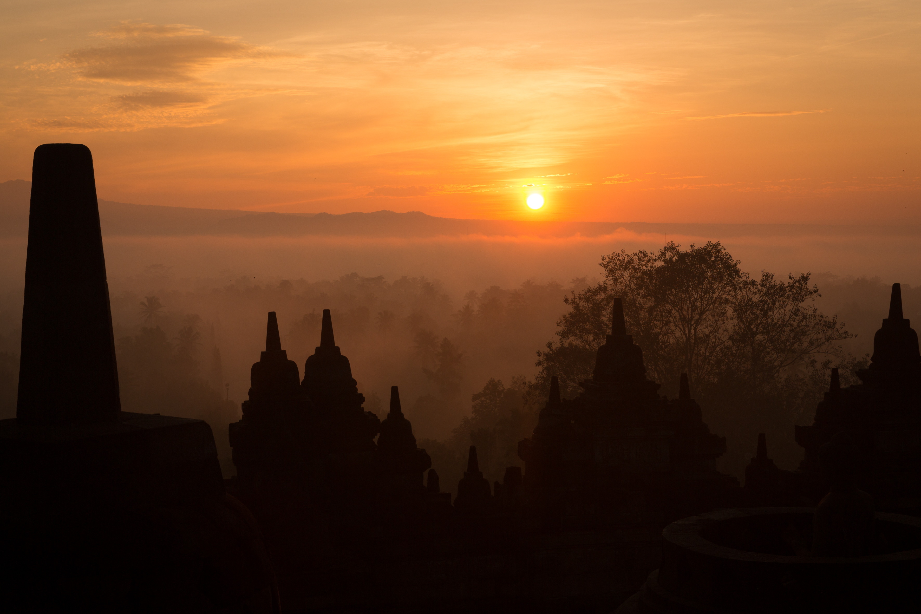 Templo Borobudur Java Indonesia sunrise.jpg