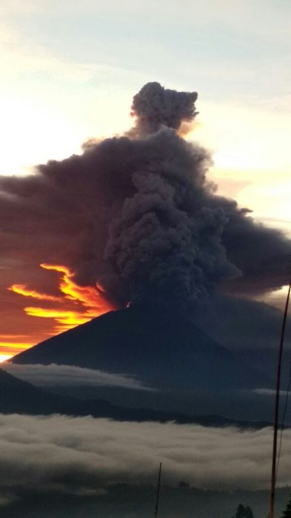 agung-volcano-eruption-2-576x1024.jpg