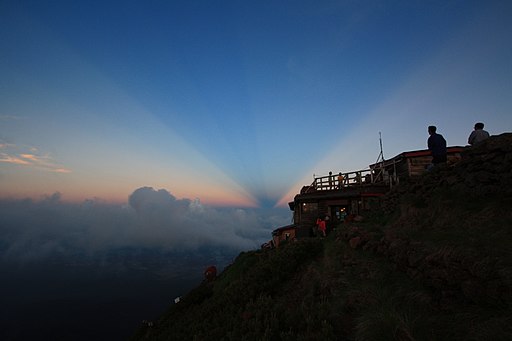 crepuscular rays 4.JPG