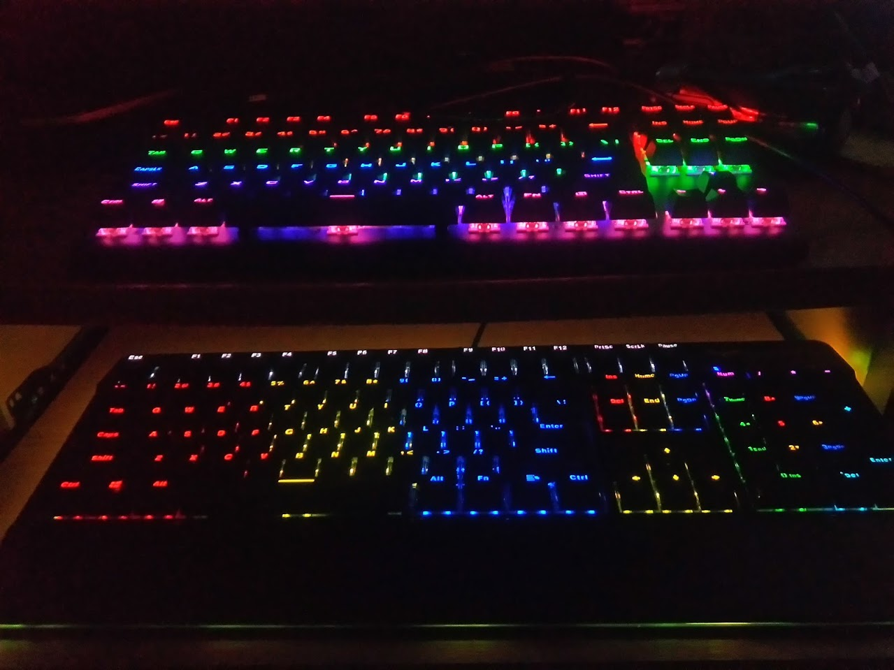 Динамическая rgb подсветка. Лучший клавиатура RGB. Клавиатура ночью. Клавиатура RGB без БП. Хорошие клавиатуры с подсветкой 4000 рублей.