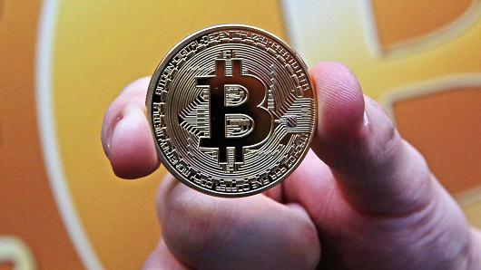 104771031-GettyImages-854047344-bitcoin.530x298.jpg