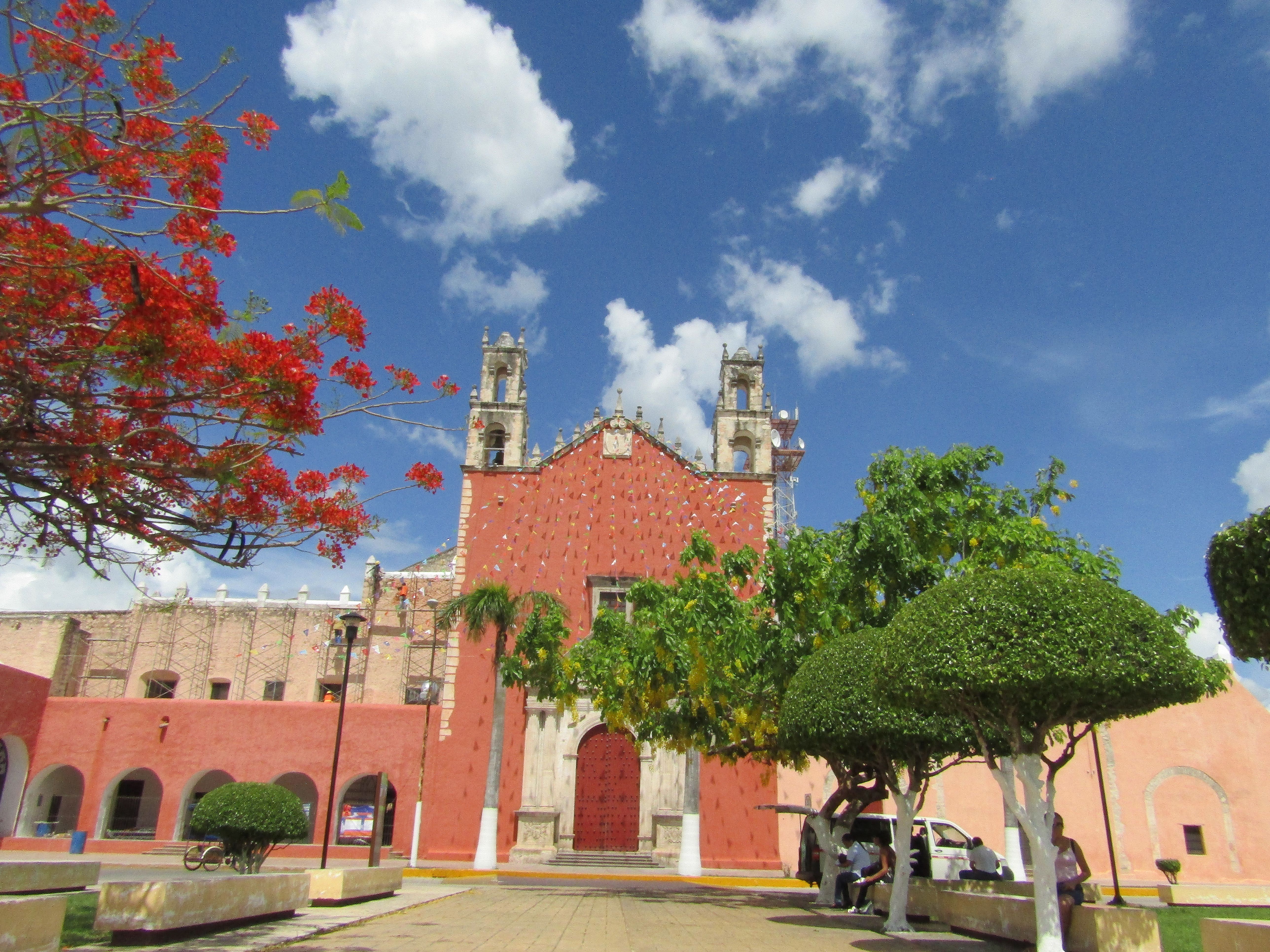 IglesiaMotulParque.jpg