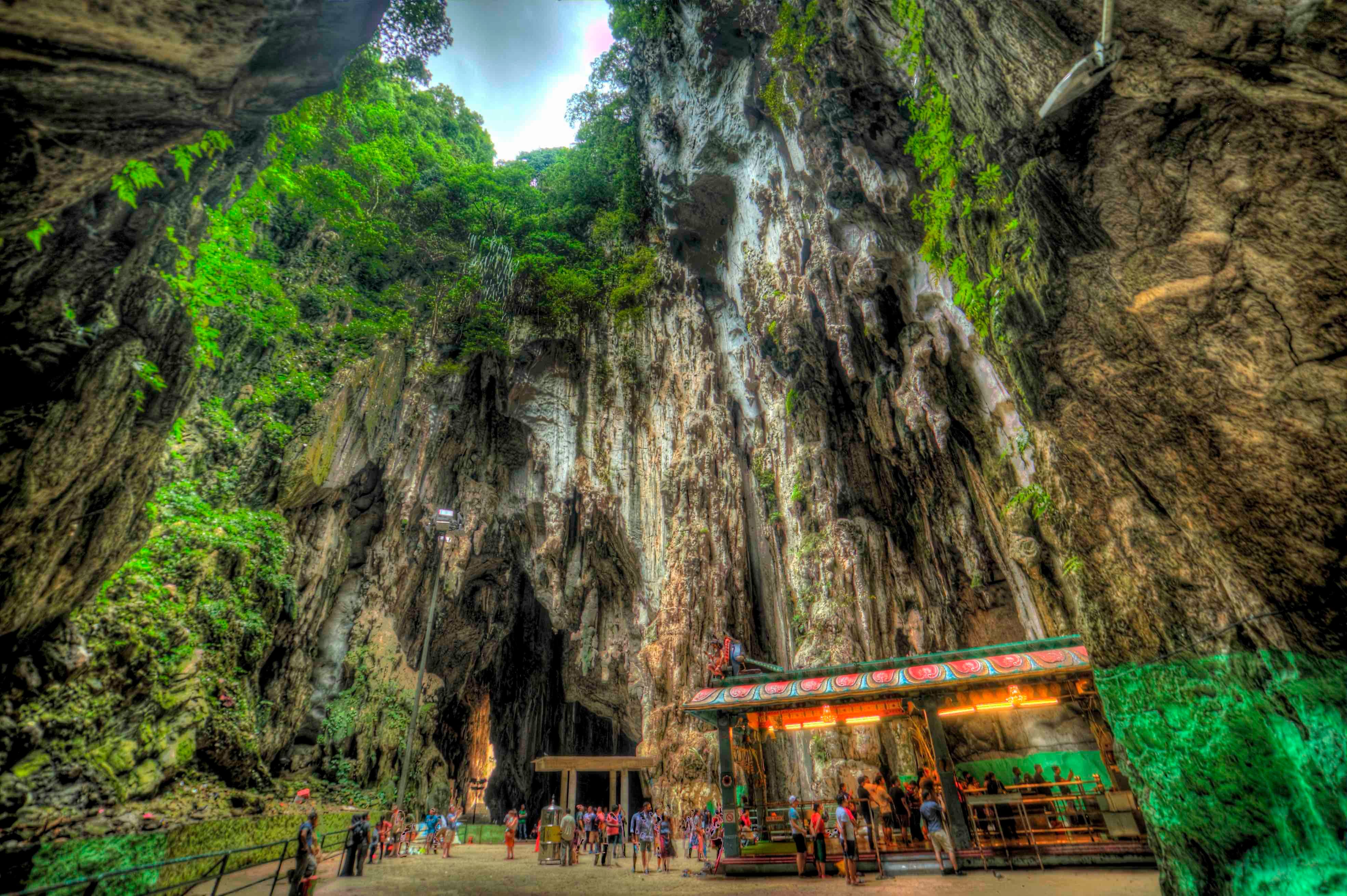 Batu caves inside.jpg