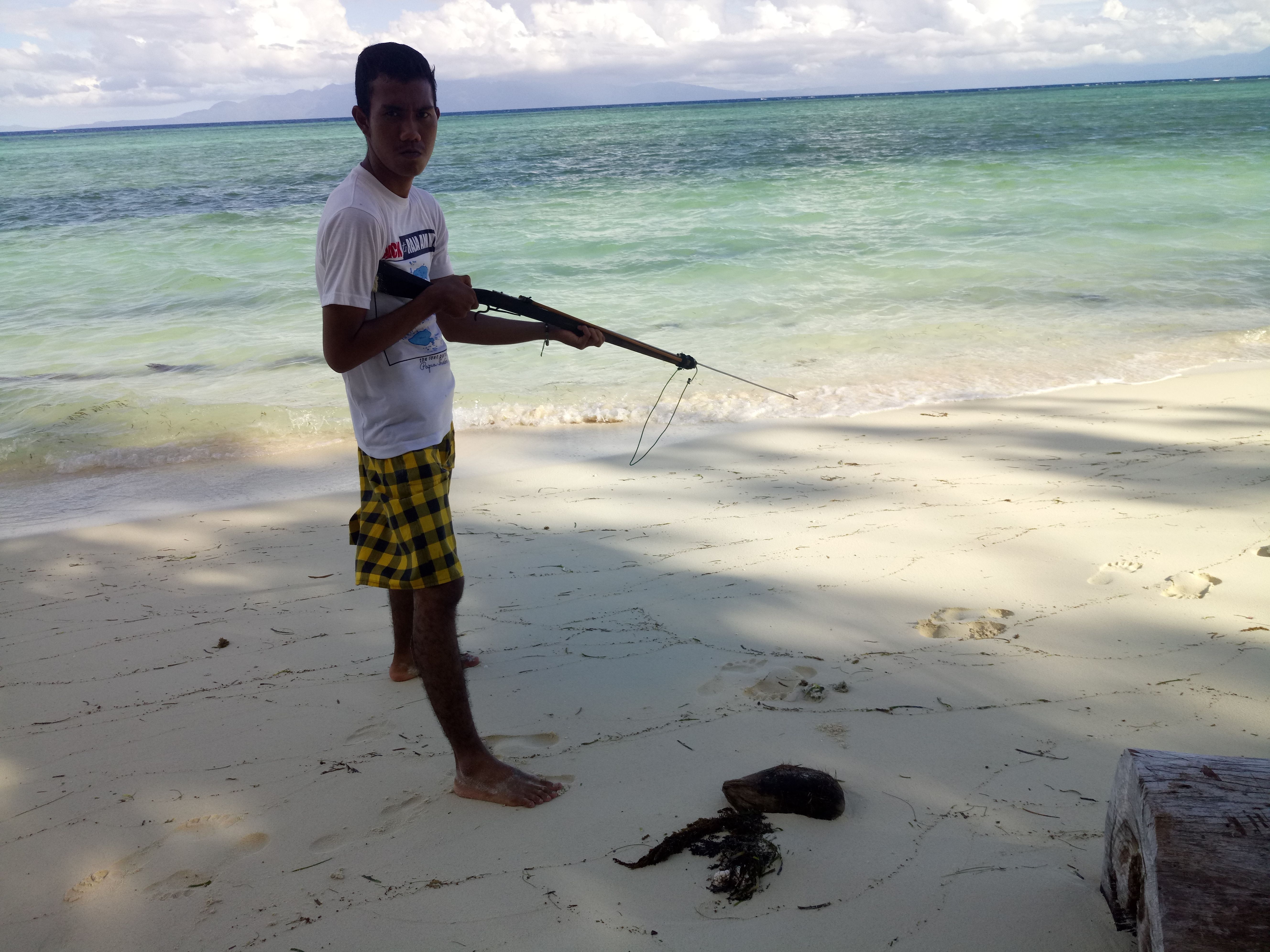 Traditional fishing gear (arrows) in the sea — Steemit