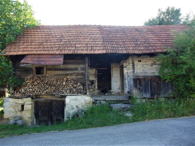 Holz vor der Hütte.JPG