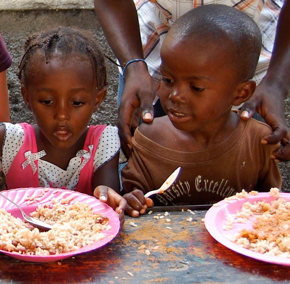 Голодные груднички. Бедные африканские дети.