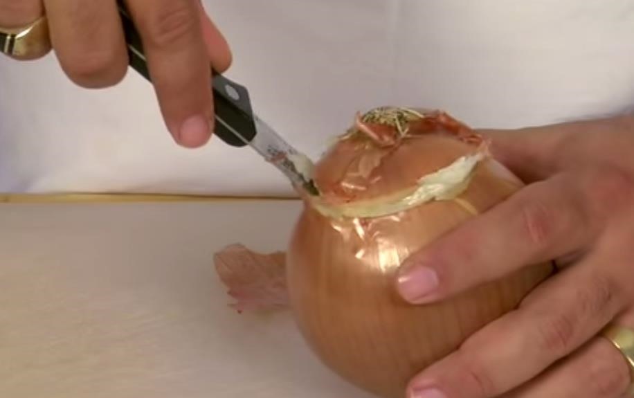 trick-cutting-onions-without-making-you-cry.w1456.jpg