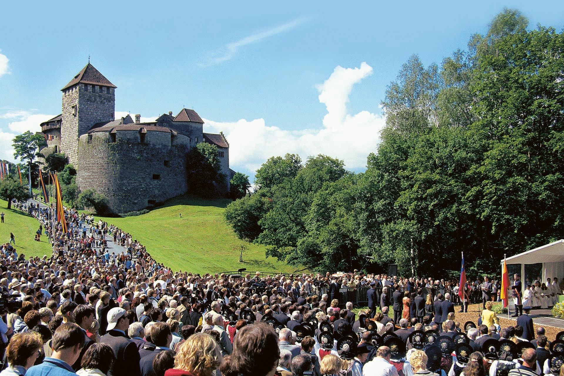 schloss-vaduz-8-300dpi-2066b2c5331435500ce4cecd923b64ee.jpg