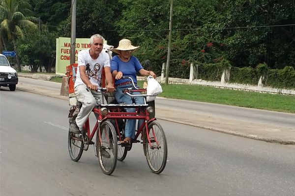 jorge y lazara en su bicicleta doble.jpg