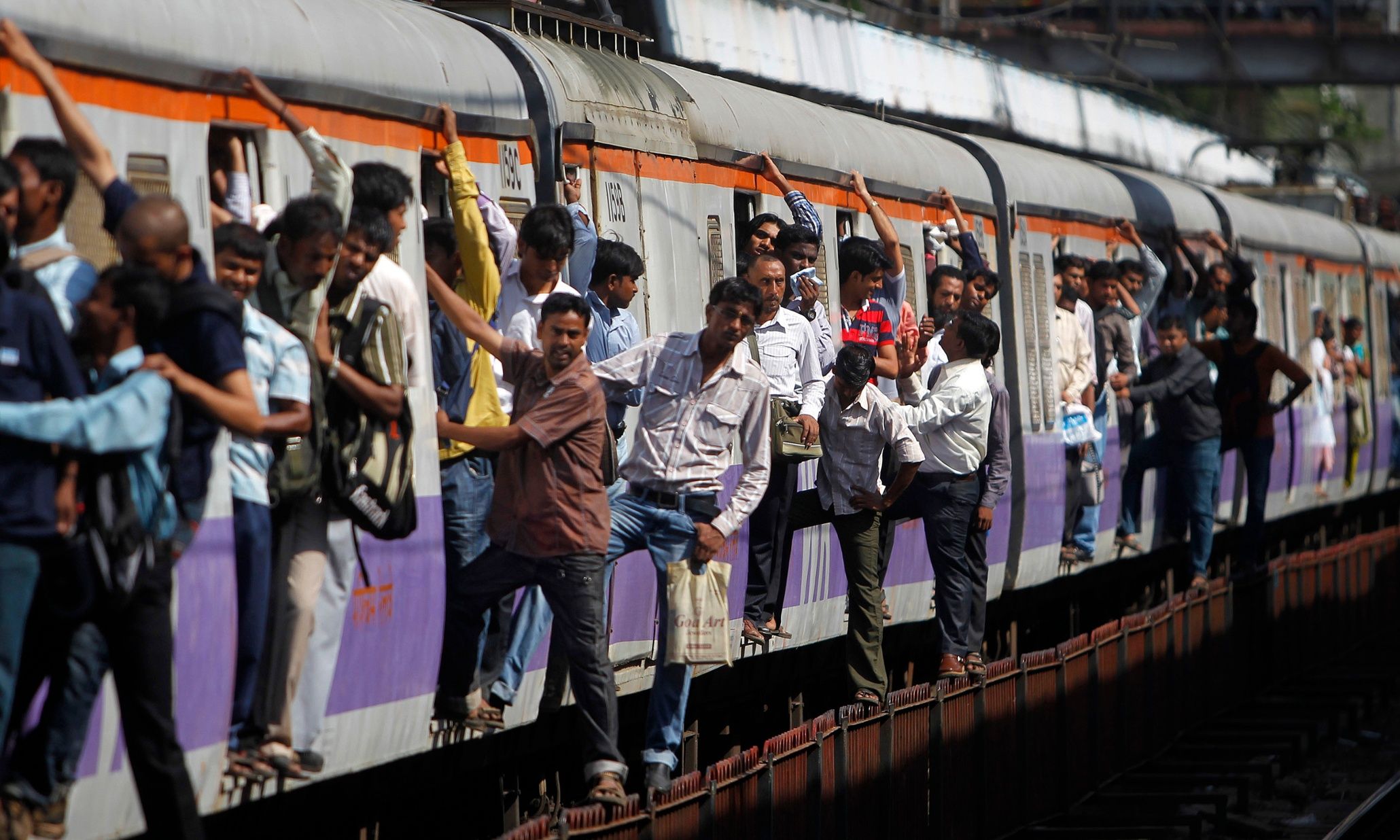 Iconic-Cities-Mumbai-Image-1-Mumbai-Local-Train-Ride.jpeg