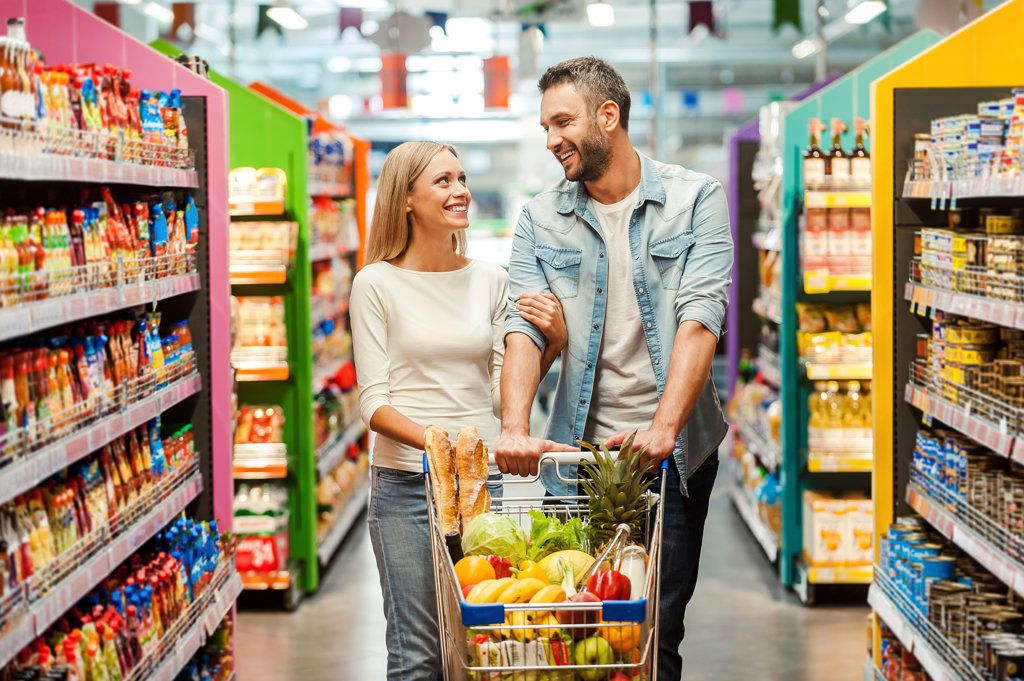 pareja haciendo mercado (2).jpg